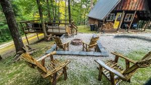 Zahrada ubytování Gorgeous Secluded Cabin with Hiking Trails Near in Frenchburg, Kentucky