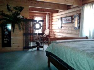 Ένα ή περισσότερα κρεβάτια σε δωμάτιο στο Spacious, Inviting Log Cabin Encircled by Wildlife in Utah +8 φωτογραφίες