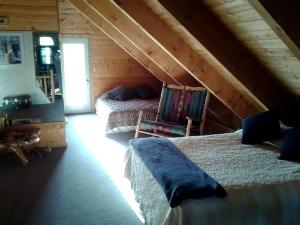 Ένα ή περισσότερα κρεβάτια σε δωμάτιο στο Spacious, Inviting Log Cabin Encircled by Wildlife in Utah
