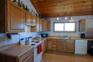 Kuchyň nebo kuchyňský kout v ubytování Quaint Vacation Rental with Madison River Views near Yellowstone in Southwest Montana
