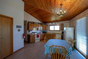 Kuchyň nebo kuchyňský kout v ubytování Quaint Vacation Rental with Madison River Views near Yellowstone in Southwest Montana + 21 fotografií