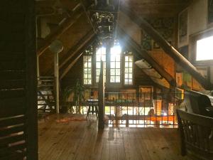 Gambar di galeri bagi Eclectic Riverfront Log Cabin and Artist Retreat for Groups in Castle Hayne, North Carolina di Castle Hayne