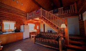 Η κουζίνα ή μικρή κουζίνα στο Traditional Log Cabin Getaway on Lake Koocanusa in Lincoln County, Montana