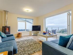 Μια τηλεόραση ή/και κέντρο ψυχαγωγίας στο 2 Bed in Downderry 75402