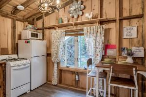 Köök või kööginurk majutusasutuses Pet Friendly Glamping in a Vintage Hay Wagon to Discover the Adirondacks