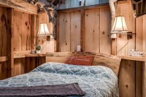 Voodi või voodid majutusasutuse Pet Friendly Glamping in a Vintage Hay Wagon to Discover the Adirondacks toas