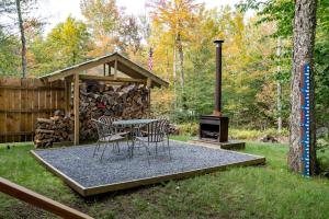 Aed väljaspool majutusasutust Pet Friendly Glamping in a Vintage Hay Wagon to Discover the Adirondacks