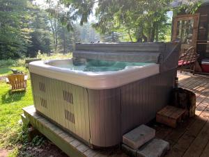 una vasca idromassaggio seduta in cima a un ponte di Waterfront Lodge Ideal for Water Activities in Wilmington, NY a Wilmington