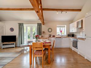Una cocina con una mesa de madera y un comedor. en 1 Bed in Hilton 76518, en Tutbury