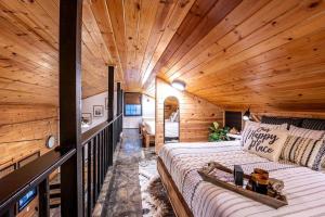 Posezení v ubytování Beautiful Broken Bow Cabin with Private River Access