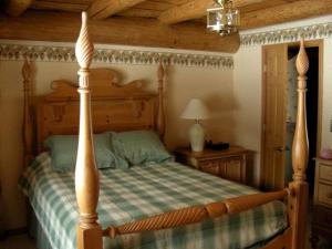 Ένα ή περισσότερα κρεβάτια σε δωμάτιο στο Lakefront Log Cabin with Private Beach for Group Getaway to Northern Wisconsin
