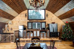 Nhà bếp/bếp nhỏ tại Impressive Barn Suite with Hot-tub and Petting Zoo in Sugar Grove, North Carolina