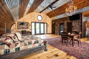 Khu vực ghế ngồi tại Impressive Barn Suite with Hot-tub and Petting Zoo in Sugar Grove, North Carolina +45 ảnh