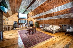 Khu vực ghế ngồi tại Impressive Barn Suite with Hot-tub and Petting Zoo in Sugar Grove, North Carolina