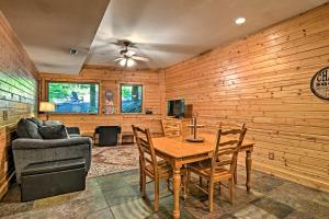 TV a/nebo společenská místnost v ubytování Gorgeous Log Cabin for Group Getaways to Shanty Creek Resort, Michigan