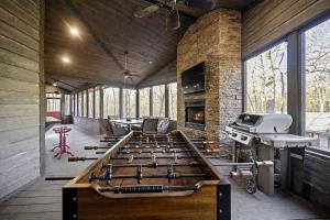 une grande chambre avec une cuisinière au milieu dans l'établissement Stunning Cabin with Games Perfect for Families in Broken Bow, Oklahoma, à Stephens Gap