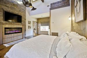 une chambre avec un grand lit et une cheminée dans l'établissement Stunning Cabin with Games Perfect for Families in Broken Bow, Oklahoma, à Stephens Gap