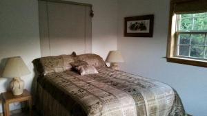 Postel nebo postele na pokoji v ubytování Cozy Riverside Cabin with Private Hot Tub in Rileyville, Virginia