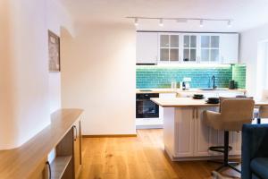 Una cocina con gabinetes blancos y encimera. en Castelului Boutique-Old Town-Free Private Parking, en Brasov