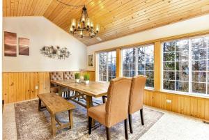 Posezení v ubytování High-altitude Hideaway: Large Rental on Schweitzer Mountain with Views and Hot Tub