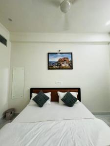 Ένα ή περισσότερα κρεβάτια σε δωμάτιο στο Hotel Madhav Palace