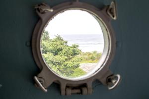 ein runder Spiegel mit Blick auf das Meer in der Unterkunft Luxury Oceanfront Vacation Rental with Hot Tub near Nye Beach, Newport, Oregon in Newport