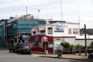 ein rot-weißes Gebäude in einer Stadtstraße in der Unterkunft Luxury Oceanfront Vacation Rental with Hot Tub near Nye Beach, Newport, Oregon in Newport