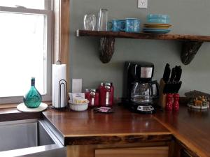 Kuchyň nebo kuchyňský kout v ubytování Stunning Eureka Springs Accommodation Perfect for Glamping in Arkansas