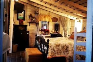 Ένα ή περισσότερα κρεβάτια σε δωμάτιο στο Unique Repurposed Barn near Niles for Glamping in Michigan