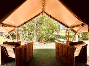 Una gran carpa con vista a un bosque en Radiant Safari Tent Escape near Smoky Mountains in Tennessee, en Parrottsville