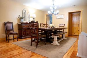une salle à manger avec une table et des chaises dans l'établissement Fantastic Cabin with Fire Pit, Hot-tub and Fireplace in Sautee Nacoochee, Georgia, à Aerial