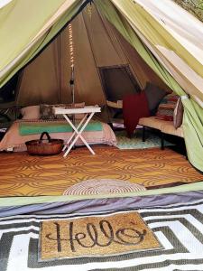 Ένα ή περισσότερα κρεβάτια σε δωμάτιο στο Creekside Glamping Heaven with Comfy Interior in Cosby, Tennessee