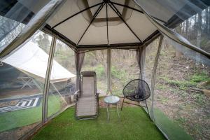 Zahrada ubytování Creekside Glamping Heaven with Comfy Interior in Cosby, Tennessee