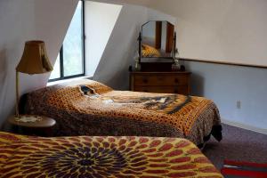 クラウドクロフトにあるImpressive Dome for Luxury Camping near High Rolls, NMのベッドルーム1室(ベッド2台、ドレッサー、鏡付)