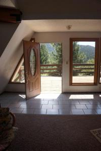 クラウドクロフトにあるImpressive Dome for Luxury Camping near High Rolls, NMのドアと窓のある広い客室です。