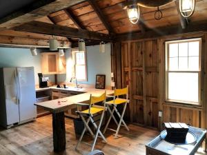 Køkken eller tekøkken på Luxury Barn Rental for a Relaxing Vacation in Maine