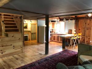 Køkken eller tekøkken på Luxury Barn Rental for a Relaxing Vacation in Maine + 8 billeder