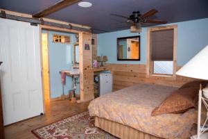 En eller flere senge i et værelse på Luxury Barn Rental for a Relaxing Vacation in Maine