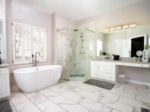 ein weißes Badezimmer mit Badewanne und Dusche in der Unterkunft Suburban Sanctuary in Charlotte, North Carolina in Charlotte + 44 Fotos