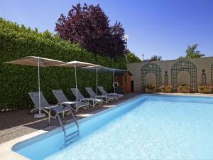 Πισίνα στο ή κοντά στο ibis Beaune Centre