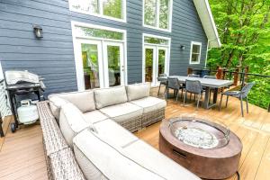 Χώρος καθιστικού στο Enormous Cabin Retreat with Beautiful Views and Private Dock in Topton, North Carolina