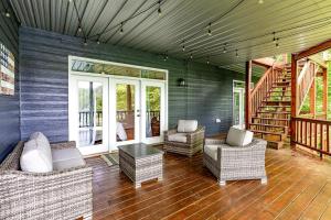 Χώρος καθιστικού στο Enormous Cabin Retreat with Beautiful Views and Private Dock in Topton, North Carolina +49 φωτογραφίες