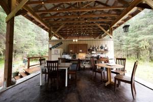 eine Küche und ein Esszimmer mit Tisch und Stühlen in der Unterkunft Alaskan Glamping Yurt in Seward for an Eco-Adventure in Bear Creek