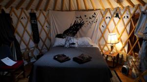 ein Schlafzimmer mit einem Bett in einer Jurte in der Unterkunft Alaskan Glamping Yurt in Seward for an Eco-Adventure in Bear Creek + 12 Fotos