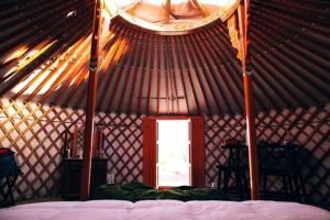 Ένα ή περισσότερα κρεβάτια σε δωμάτιο στο Cozy Yurt Ideal for Stargazing near Joshua Tree National Park, California