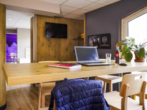 an office with a desk with a laptop on it at ibis Carcassonne Centre - La Cité in Carcassonne