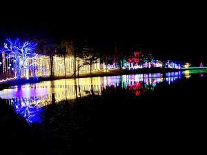 Blick auf ein beleuchtetes Gebäude mit Beleuchtung in der Unterkunft Lakefront Cottage Fully Equipped with Excellent Location in Saint Croix Falls, Wisconsin in Saint Croix Falls + 37 Fotos