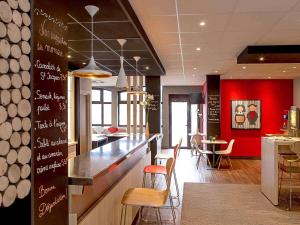 コルマールにあるイビス コルマール サントルの赤い壁のバー付きレストラン