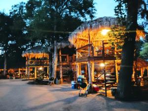 Zahrada ubytování Charming Log Cabin in Texas - Perfect Glamping Vacation on the San Marcos River near Kingsbury