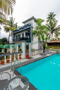 Piscina de la sau aproape de Diplomat WaterFront Villa 4 BHK Vagator
